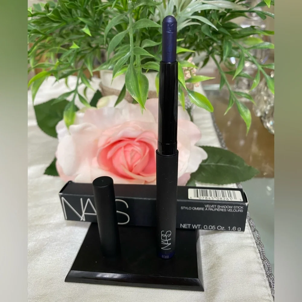 - NARS Velvet Shadow Stick 
